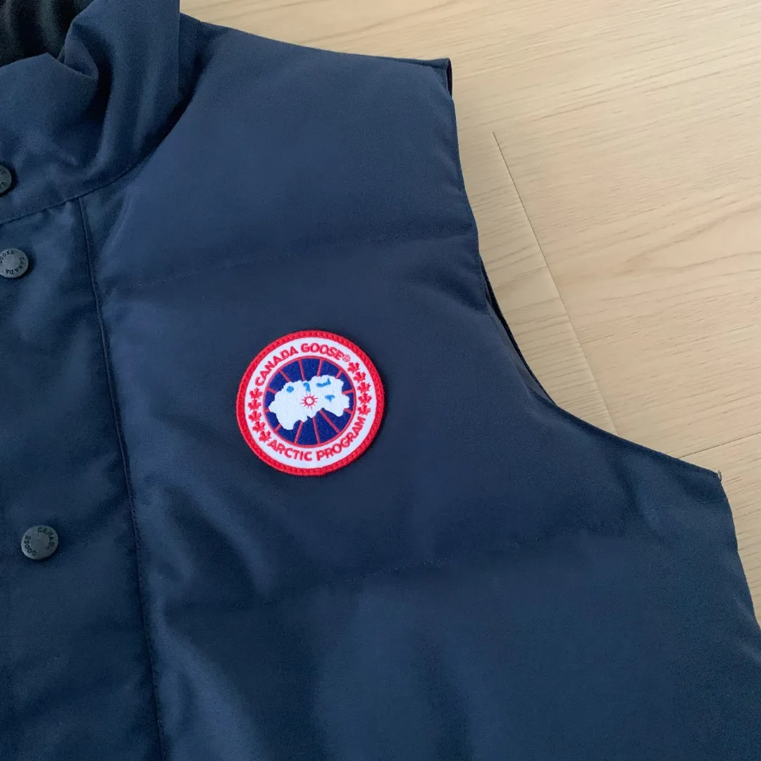 Style number: Y 138 𝑪𝒂𝒏𝒂𝒅𝒂 𝑮𝒐𝒐𝒔𝒆Canada Goose counter level! Canadagoose/Canada Goose New Arrival "2078APPSeries" down vest for men and women Material list: 1⃣ Original custom-made double plain 9500-100% nylon nylon fabric 2⃣ Original YKK zipper, non-sub-factory product 3⃣ National standard 80% white duck down from Guangzhou Inspection, (zp uses 80% white duck down/any boasts of 90% are fake) Material analysis characteristics: 1⃣ Original factory/9500-100% nylon 100% nylon Lurex yarn is actually 100% nylon, which is rarely pure now. Most of them are mixed with cotton thread or polyester. Our top original version is developed in accordance with ZP and uses the same material. 2⃣ As we all know, the original version uses 80% white duck down. The fill power refers to the cubic inches of volume occupied by each ounce (30 grams) of down under certain conditions. If the space occupied by one ounce of down is cubic inches, the fill power of the down is called . So we can simply understand it as: fill power is the volume of down, and the volume of down is fill power. The higher the fill power of down, it means that under the same filling amount, down can fix a larger volume of air layer to keep warm and insulate, so the warmth retention of down is better. Size:XS-2XL Color: Navy Blue Beige Gray Black Label Gray Red Label Black Red Label Black Black Label Red Blue Pink